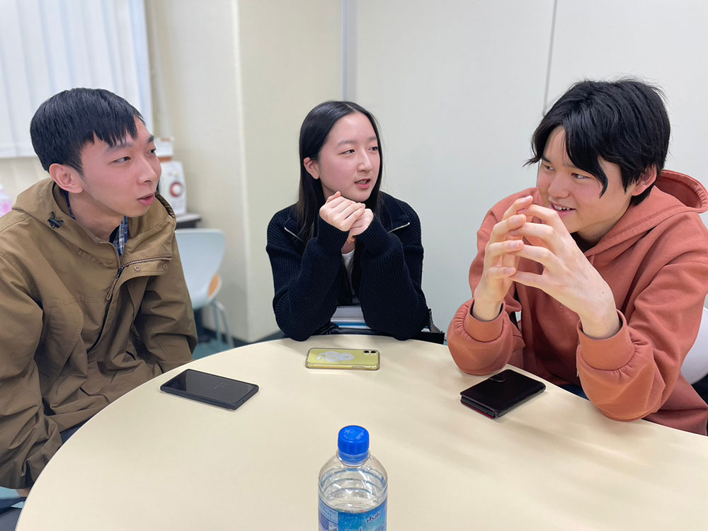 Exchange meeting with Keio University's international exchange circle members